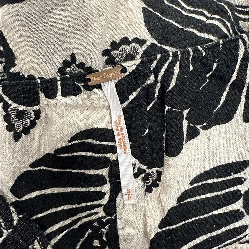 Free People Shorts Elastic Stretch Waist Floral Ruffle Smocked Black Cream Small